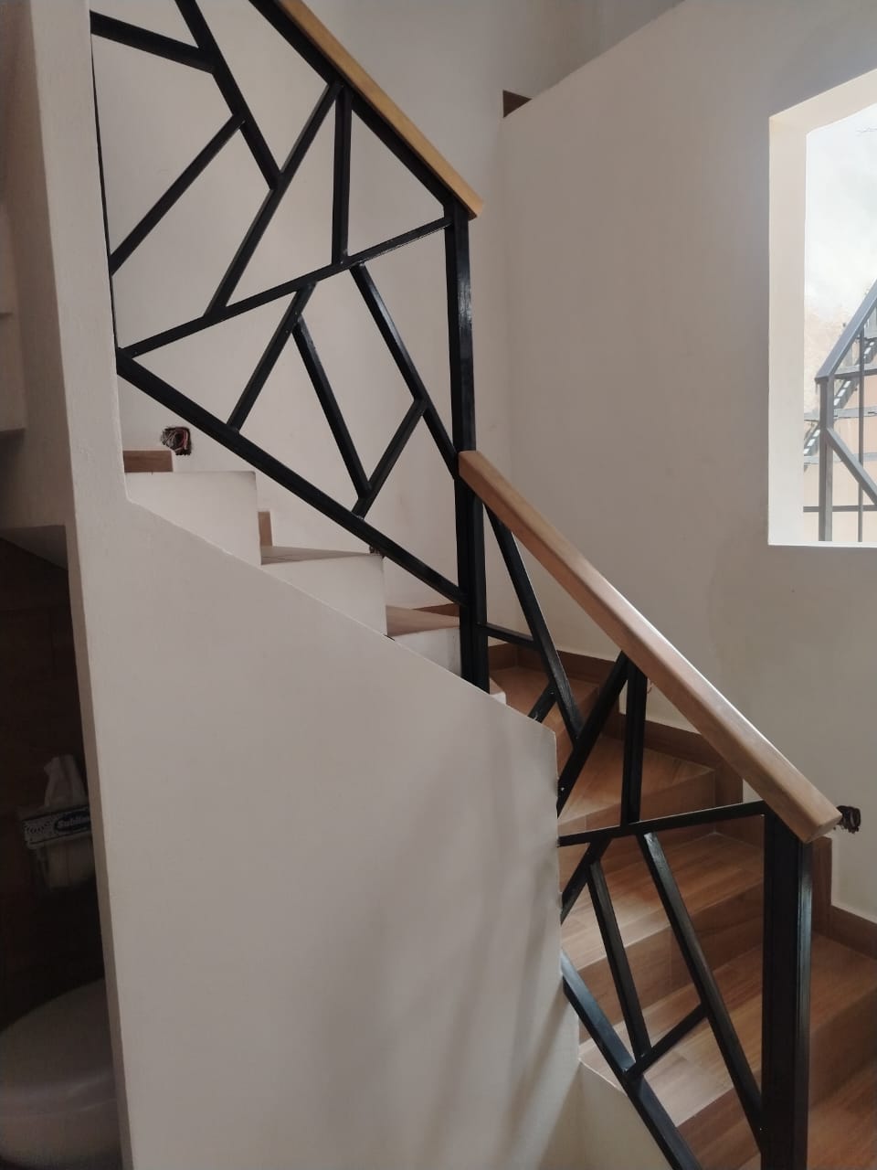 Residencia moderna con barandales de cristal