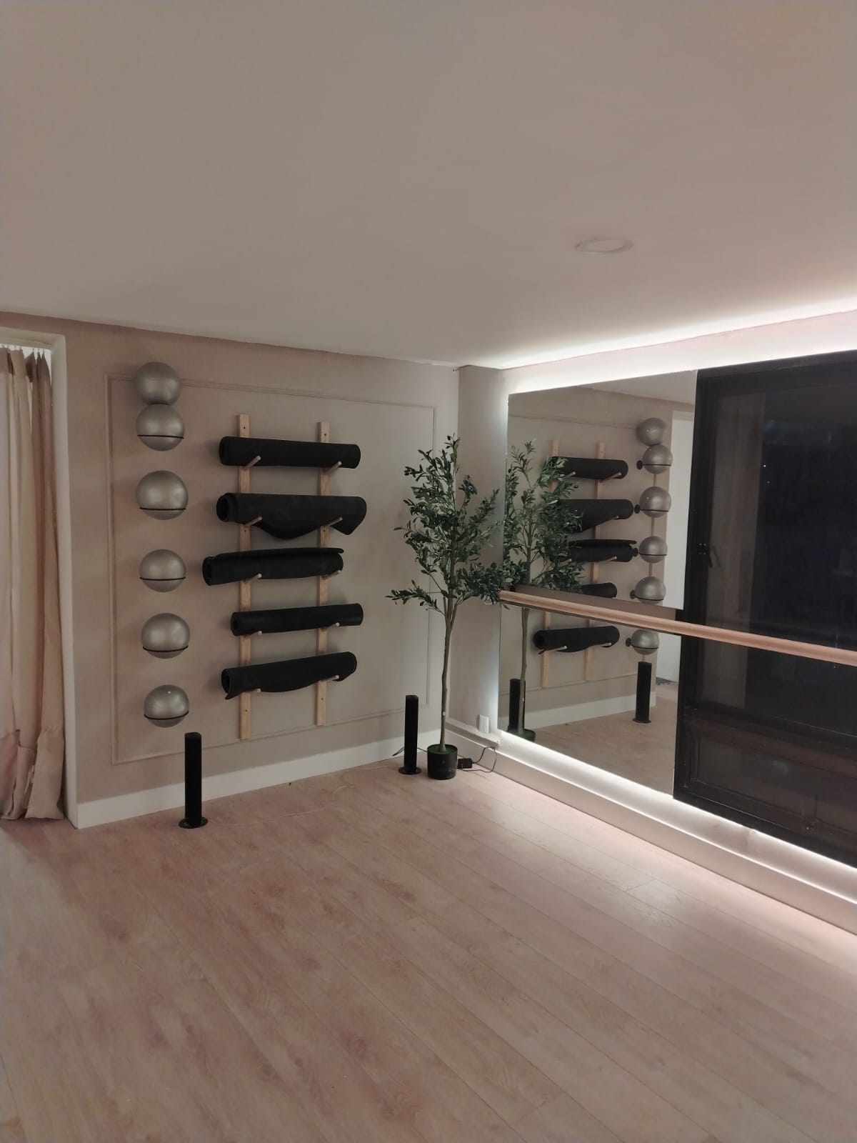 Fachada comercial de cristal